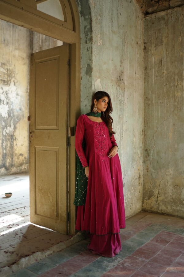ZEBAISH E ZAMANA (PINK DRESS KAMDANI DUPATTA )