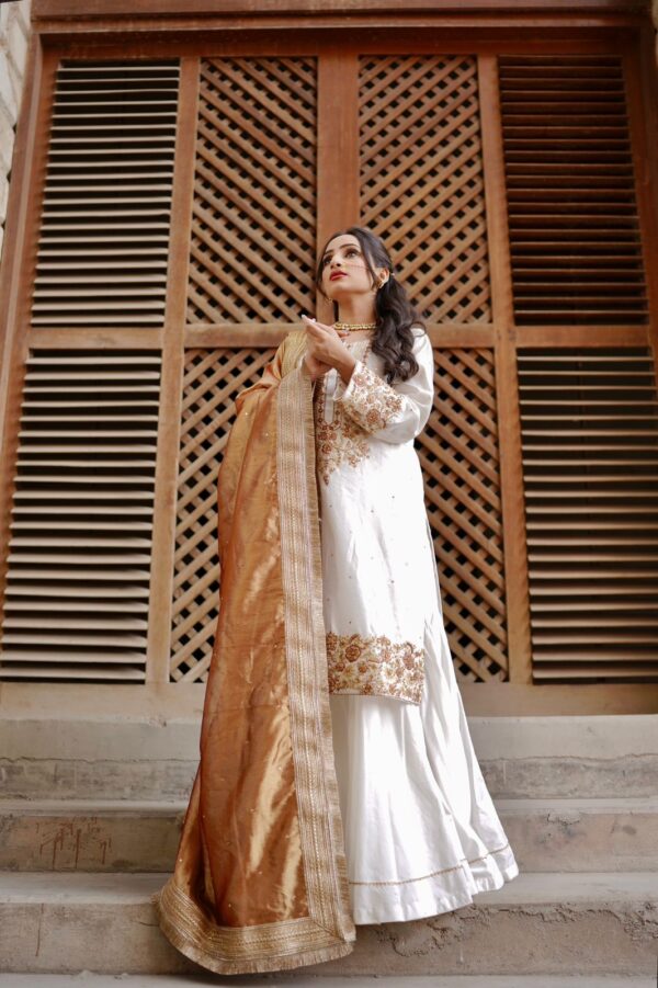 LAJPAAL "WHITE/BROWN GARARA"